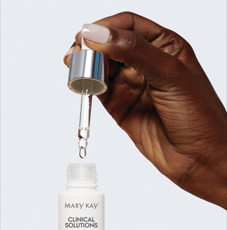 Modelo sosteniendo el cuentagotas de Mary Kay Clinical Solutions.