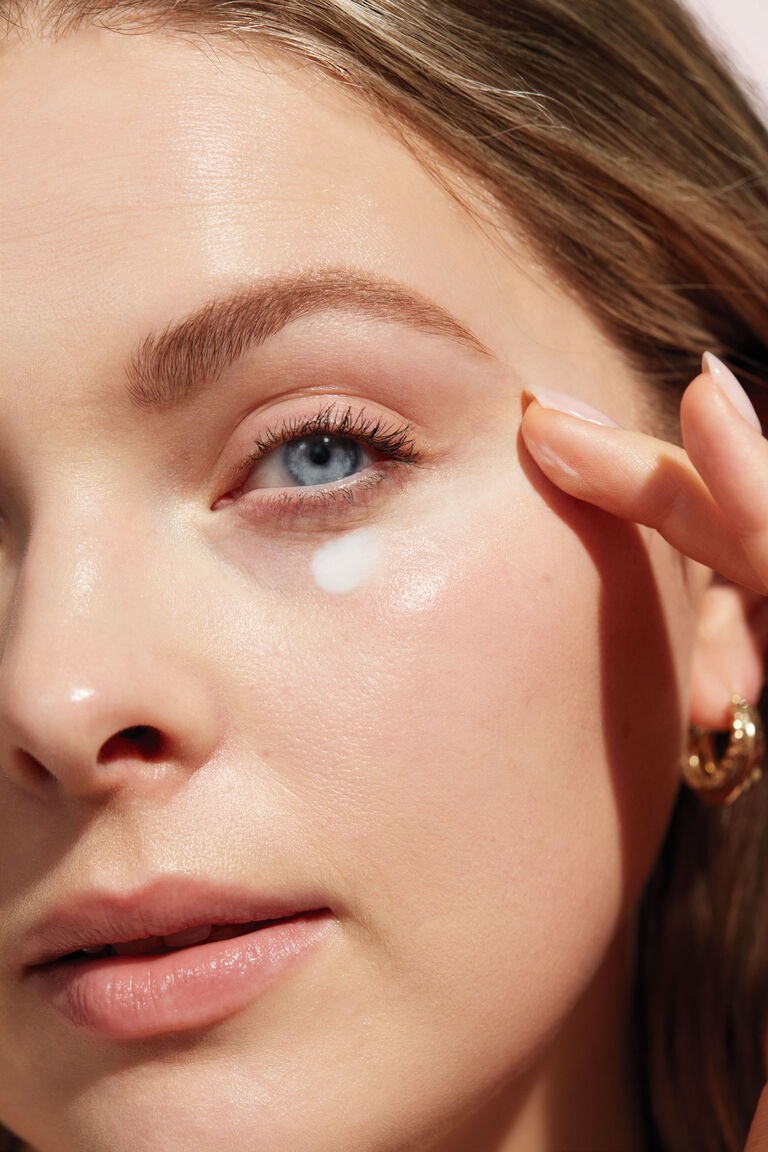Mujer aplic&aacute;ndose contorno de ojos Mary Kay.