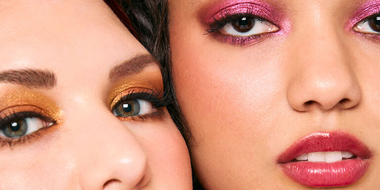 Dos mujeres mostrando looks de sombras de ojos con brillo, una en tonos dorados y otra en tonos morados.