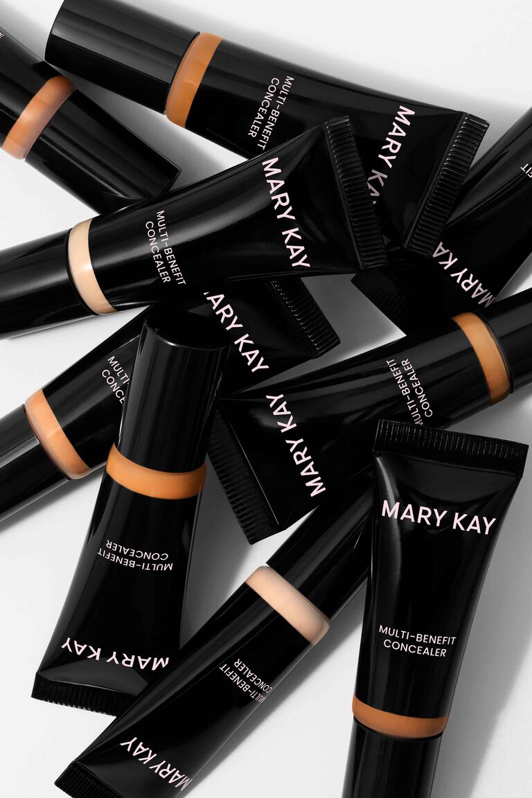 Tubos del Corrector Multibeneficios Mary Kay&reg; apilados sobre un fondo blanco.