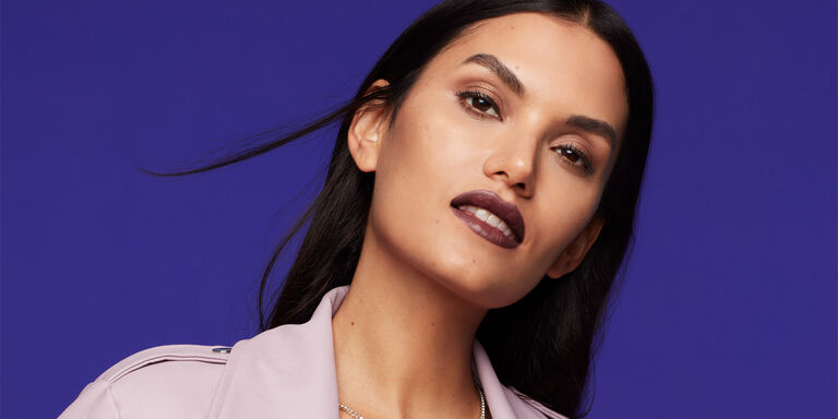 Mujer mirando a c&aacute;mara con el L&aacute;piz de Labios Hidrataci&oacute;n Suprema Mary Kay&reg; en un tono intenso.