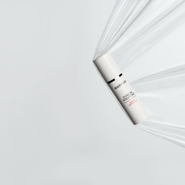 Envase de Restaurador de la Barrera 1:1:3 Mary Kay Clinical Solutions suspendido en una l&aacute;mina de pl&aacute;stico que representa una barrera cut&aacute;nea fuerte
