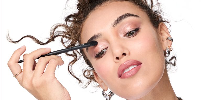 Mujer difuminando la Sombra de Ojos Brillante en Barra Mary Kay&reg; en el p&aacute;rpado.
