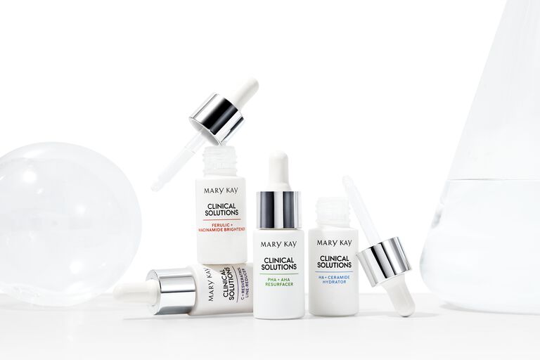 Cuatro frascos de diferentes potenciadores de Mary Kay Clinical Solutions.