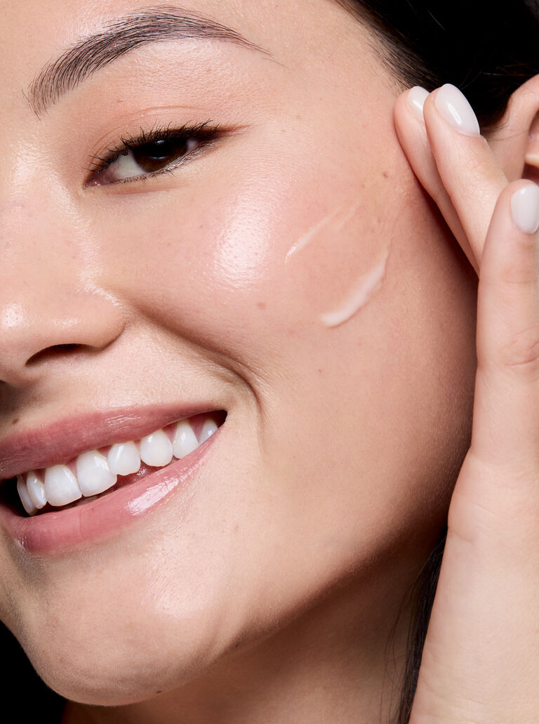 Mujer aplicando Retinol 0.3 Clinical Solutions&trade; de Mary Kay en la mejilla.