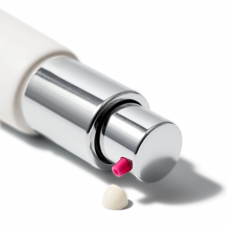 Dosificador de Retinol 0.3 Clinical Solutions&trade; de Mary Kay&reg; con muestra de textura del producto.