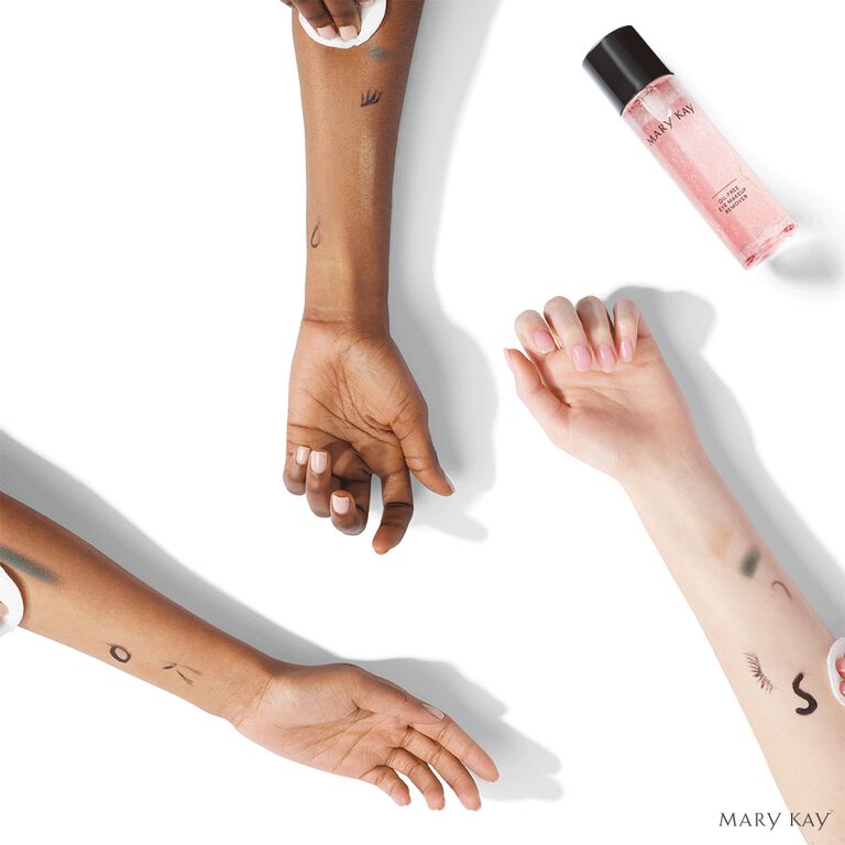 Gif del Desmaquillador de Ojos Mary Kay&reg; Sin Aceite eliminando maquillaje del brazo de una modelo.