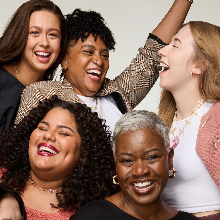 Grupo de mujeres riendo.