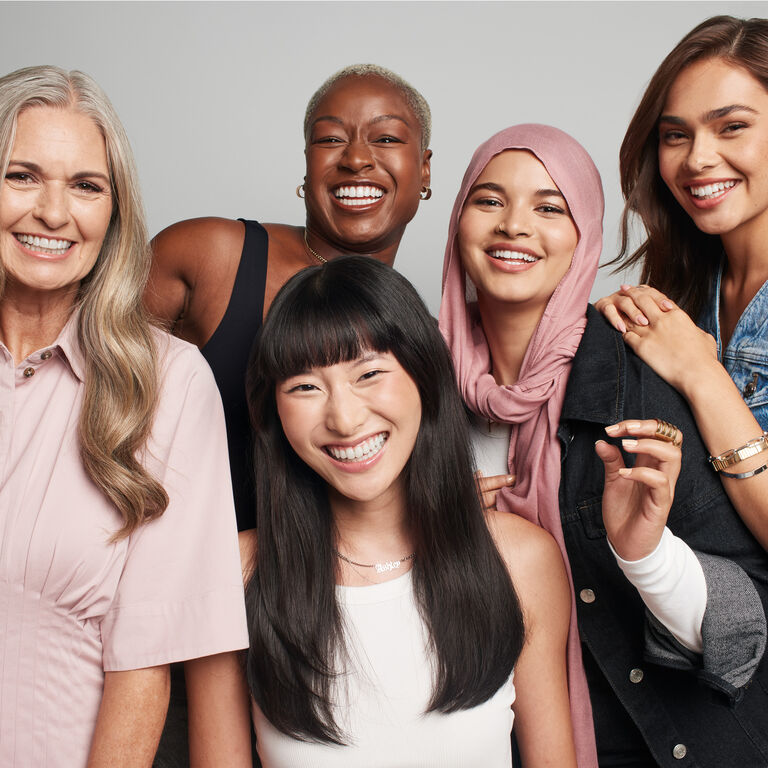 Un grupo de mujeres juntas ri&eacute;ndose.