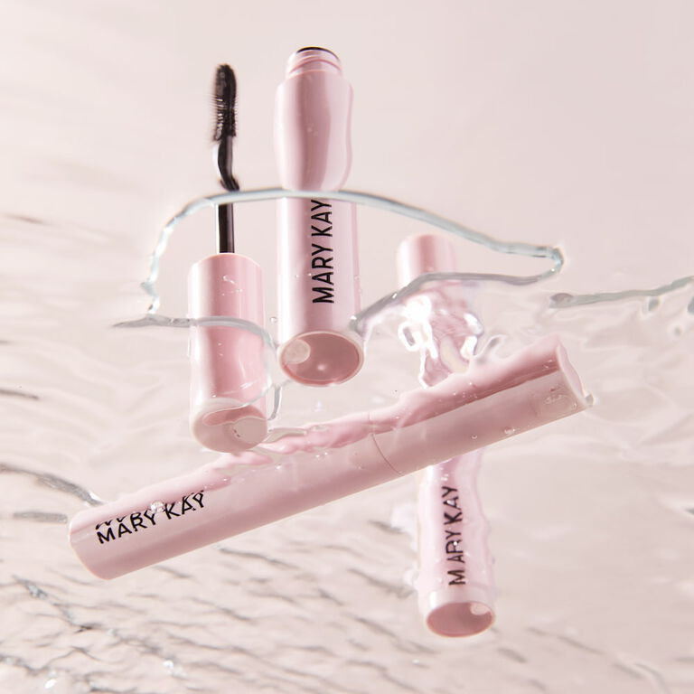 Tubos de la M&aacute;scara de Pesta&ntilde;as Mary Kay Great Heights Waterproof flotando en el agua.