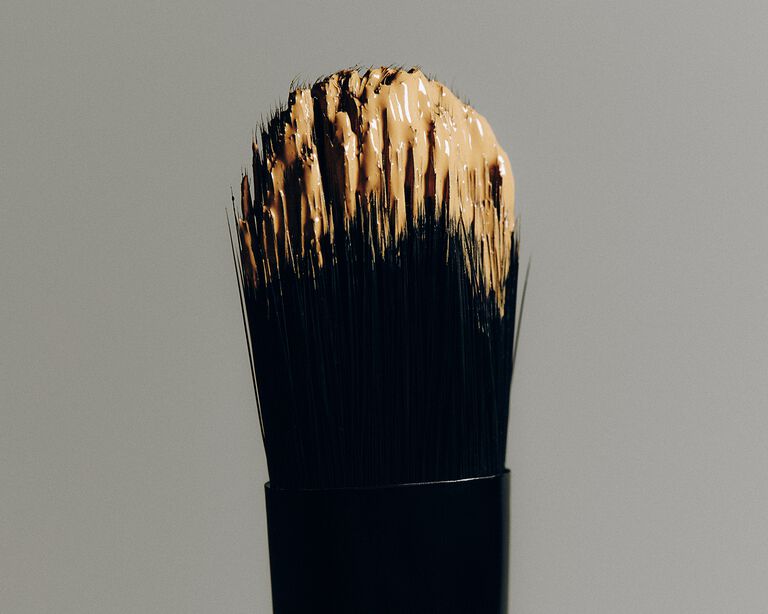 Brocha de maquillaje con corrector