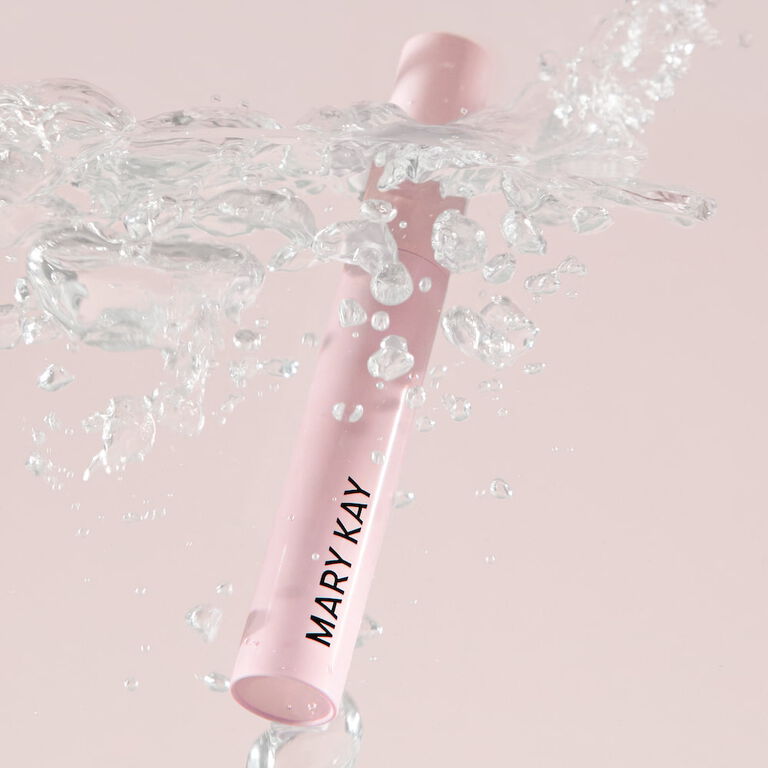 Tubo de M&aacute;scara de Pesta&ntilde;as Mary Kay Great Heights Waterproof hundi&eacute;ndose en el agua.