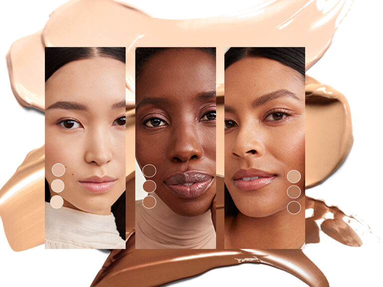 Tres modelos con muestras de bases de maquillaje al fondo.