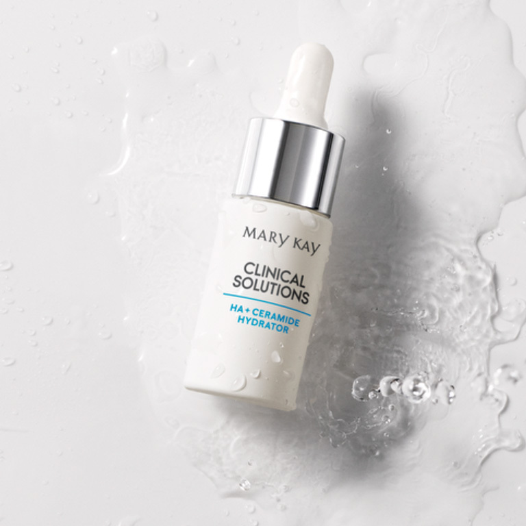 Potenciador AH + Ceramida Hidratante Mary Kay Clinical Solutions sobre una superficie h&uacute;meda.