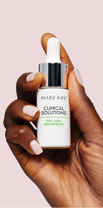 Modelo sosteniendo Potenciador PHA + AHA Renovador Mary Kay Clinical Solutions.