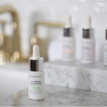 Potenciador PHA + AHA Renovador Mary Kay Clinical Solutions sobre una encimera de ba&ntilde;o.