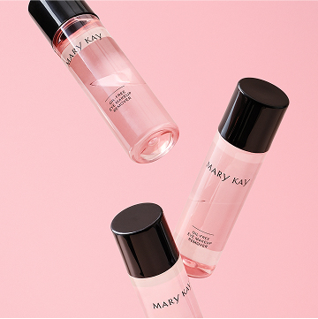 Botellas del Desmaquillador de Ojos Mary Kay&reg; Sin Aceite flotando sobre un fondo rosa.