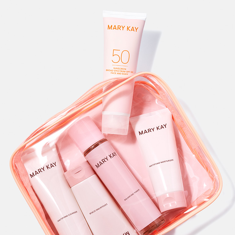 Set de cuidado de la piel Mary Kay en una bolsa rosa con Protector Solar FPS 50 Mary Kay para rostro y cuerpo.