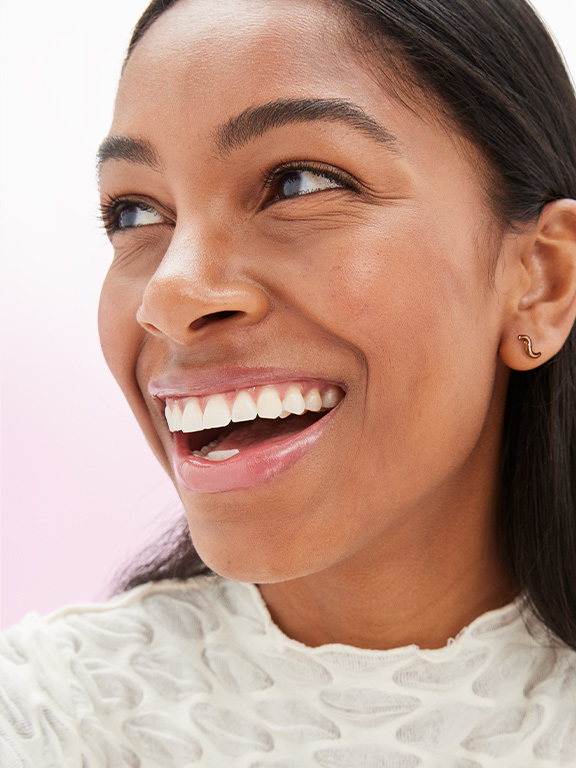 Mujer de pelo negro con maquillaje natural