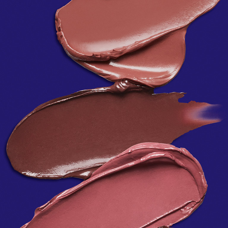 Muestras de textura de tres tonos marrones y neutros del L&aacute;piz de Labios Hidrataci&oacute;n Suprema Mary Kay&reg;.