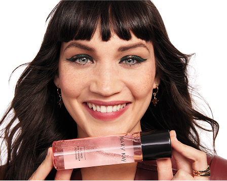 Modelo sosteniendo el Desmaquillador de Ojos Mary Kay&reg; Sin Aceite junto al rostro.