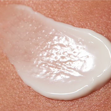 Textura del producto Restaurador de la Barrera 1:1:3 Mary Kay Clinical Solutions sobre la piel.