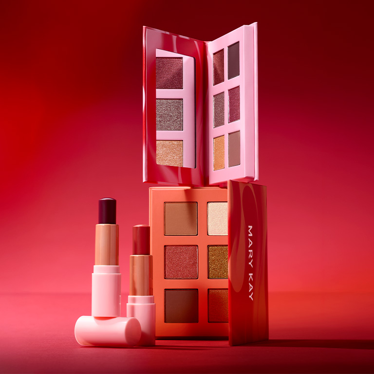B&aacute;lsamo labial con color Mary Kay y paletas de sombras de ojos Mary Kay.