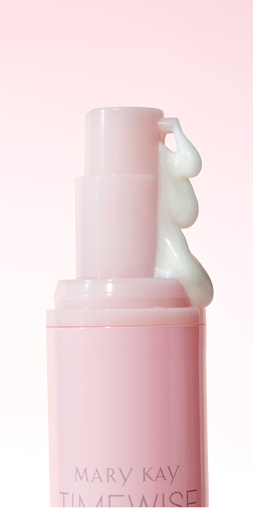 Envase del S&eacute;rum Regenerador C+E TimeWise&reg; de Mary Kay con el producto saliendo por la parte superior.