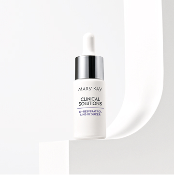 Envase de Potenciador C + Resveratrol Reductor de L&iacute;neas de Expresi&oacute;n Mary Kay Clinical Solutions&trade; sobre una estanter&iacute;a.