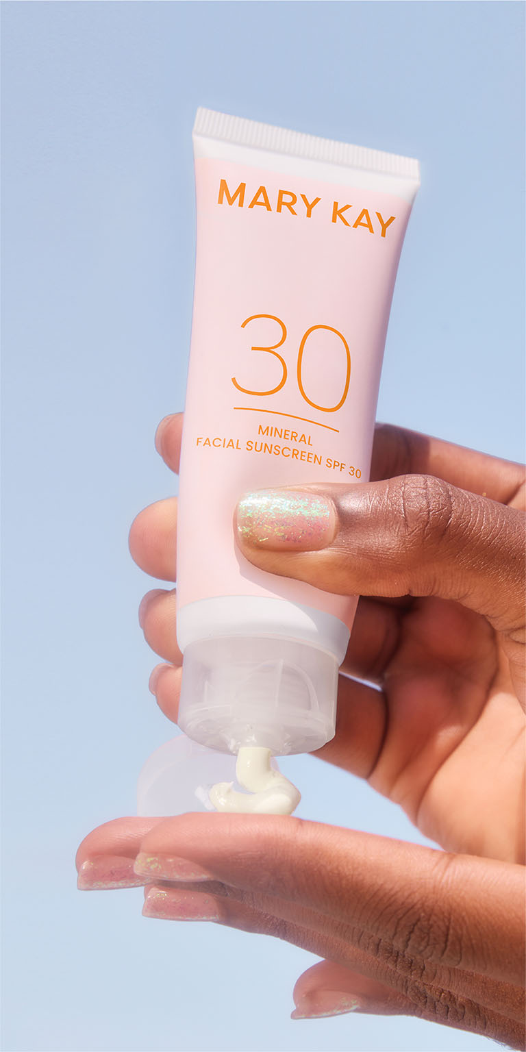Mano de una modelo aplicando Protector Solar Facial Mineral FPS 30 Mary Kay sobre su mano.