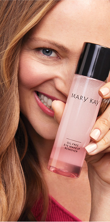 Modelo sosteniendo el Desmaquillador de Ojos Mary Kay&reg; Sin Aceite sobre el ojo.