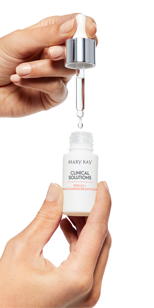 Modelo sosteniendo Potenciador Fer&uacute;lico + Niacinamida Iluminador Mary Kay Clinical Solutions
