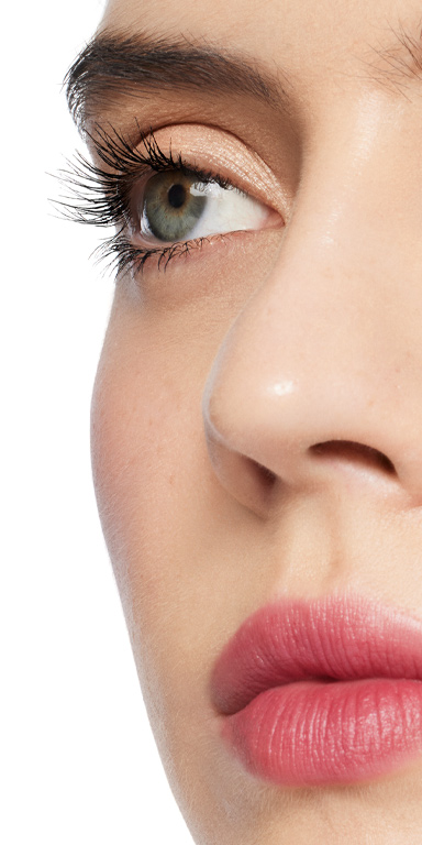 Vista de perfil de las pesta&ntilde;as de la modelo despu&eacute;s de 3 capas de la M&aacute;scara de Pesta&ntilde;as Mary Kay Great Heights.