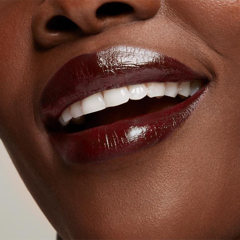 Primer plano de los labios de una mujer con un tono intenso del L&aacute;piz de Labios Hidrataci&oacute;n Suprema Mary Kay&reg;.