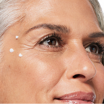 Mujer con tres puntos de Reductor de Arrugas Din&aacute;micas Mary Kay Clinical Solutions cerca de las patas de gallo.