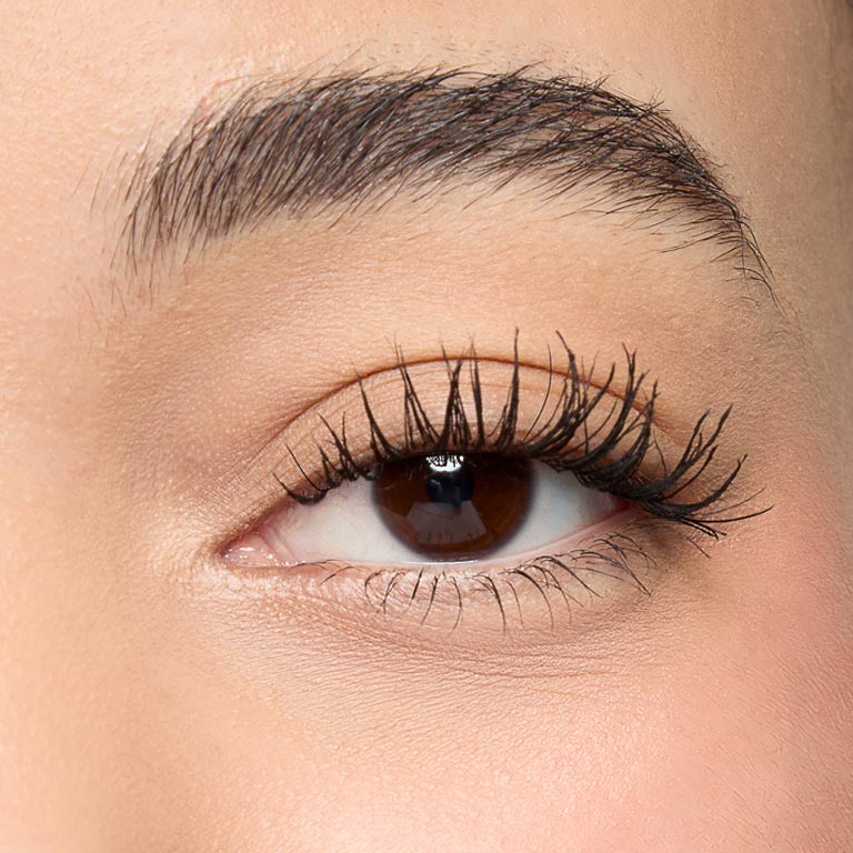 Primer plano de las pesta&ntilde;as de una mujer con M&aacute;scara de Pesta&ntilde;as Mary Kay Great Heights Waterproof, mostrando pesta&ntilde;as m&aacute;s largas.