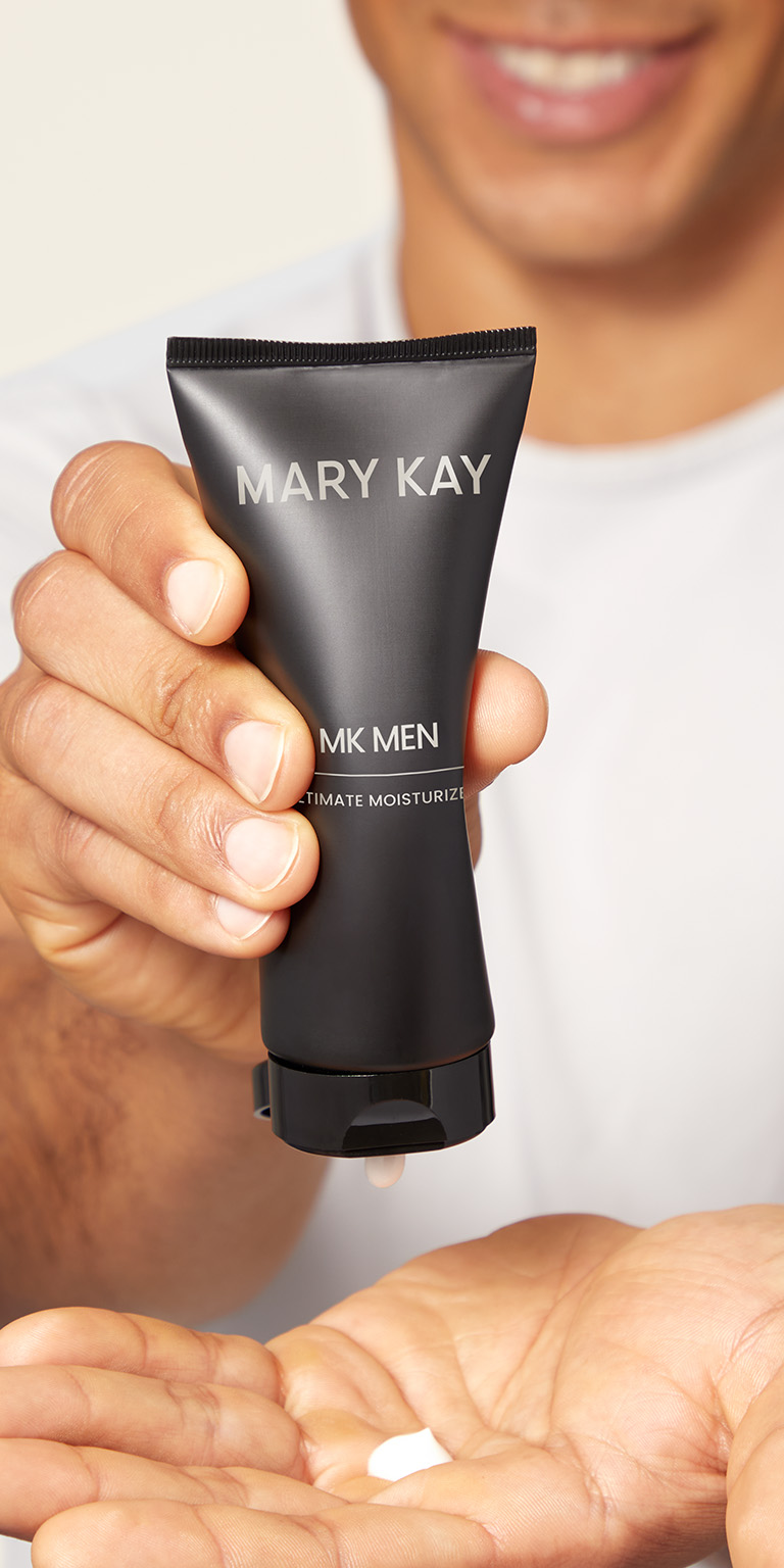 Modelo masculino aplicando la Hidratante Avanzada MKMen&reg; en la mano