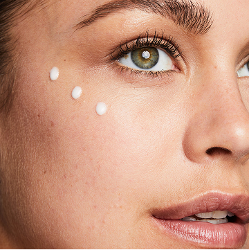 Mujer aplicando S&eacute;rum Regenerador C+E TimeWise&reg; en el rostro con tres puntos de producto