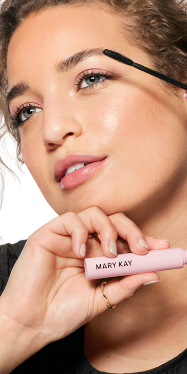 Modelo posando con un tubo de la M&aacute;scara de Pesta&ntilde;as Mary Kay Great Heights.