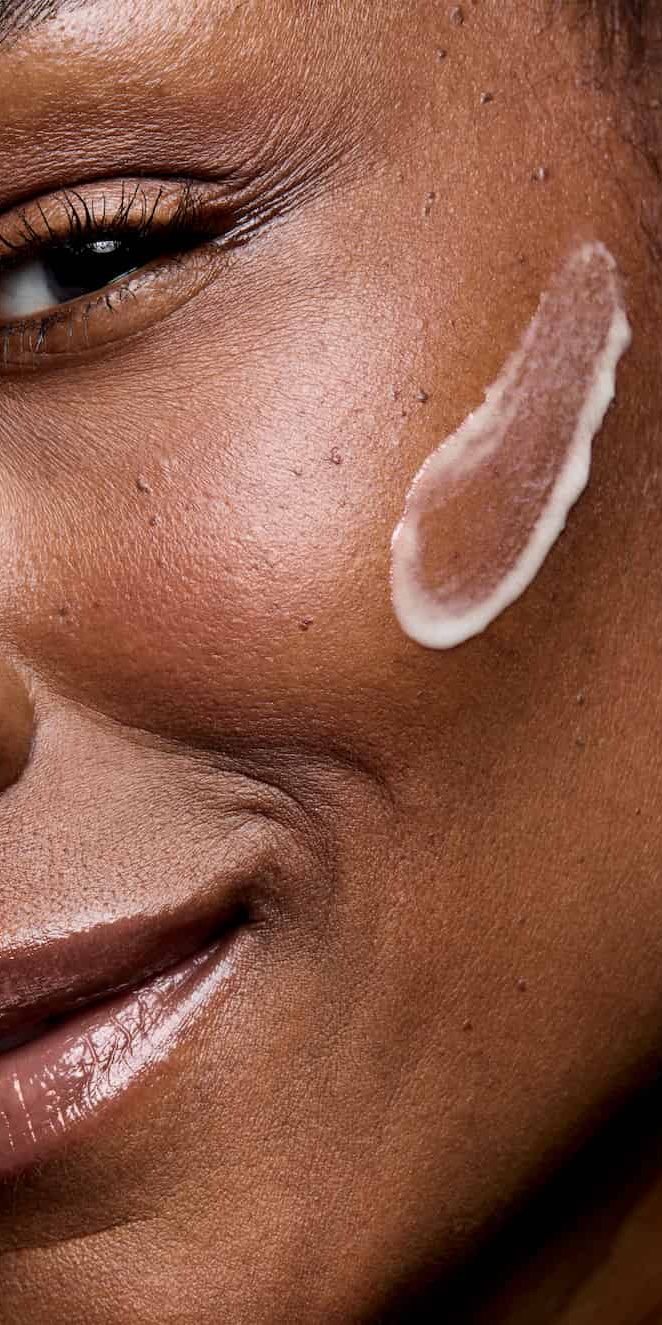 Mujer con Retinol 0.3 Clinical Solutions&trade; de Mary Kay&reg; aplicado en la mejilla.
