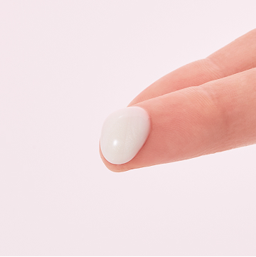 S&eacute;rum Regenerador C+E TimeWise&reg; de Mary Kay sobre la yema del dedo.