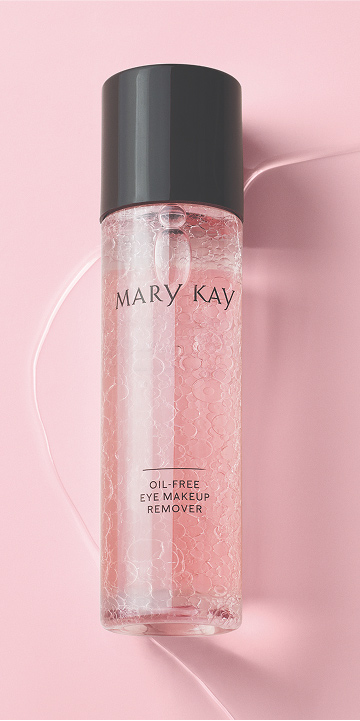 Botella del Desmaquillador de Ojos Mary Kay&reg; Sin Aceite agitada sobre un fondo rosa.