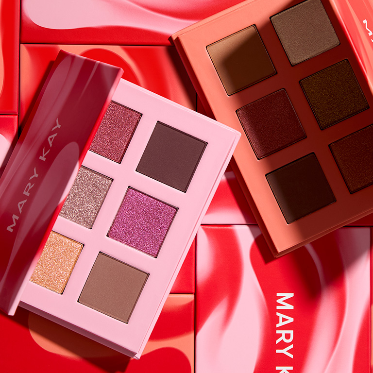 Ambas paletas de sombras de ojos Mary Kay abiertas, mostrando todos los tonos.