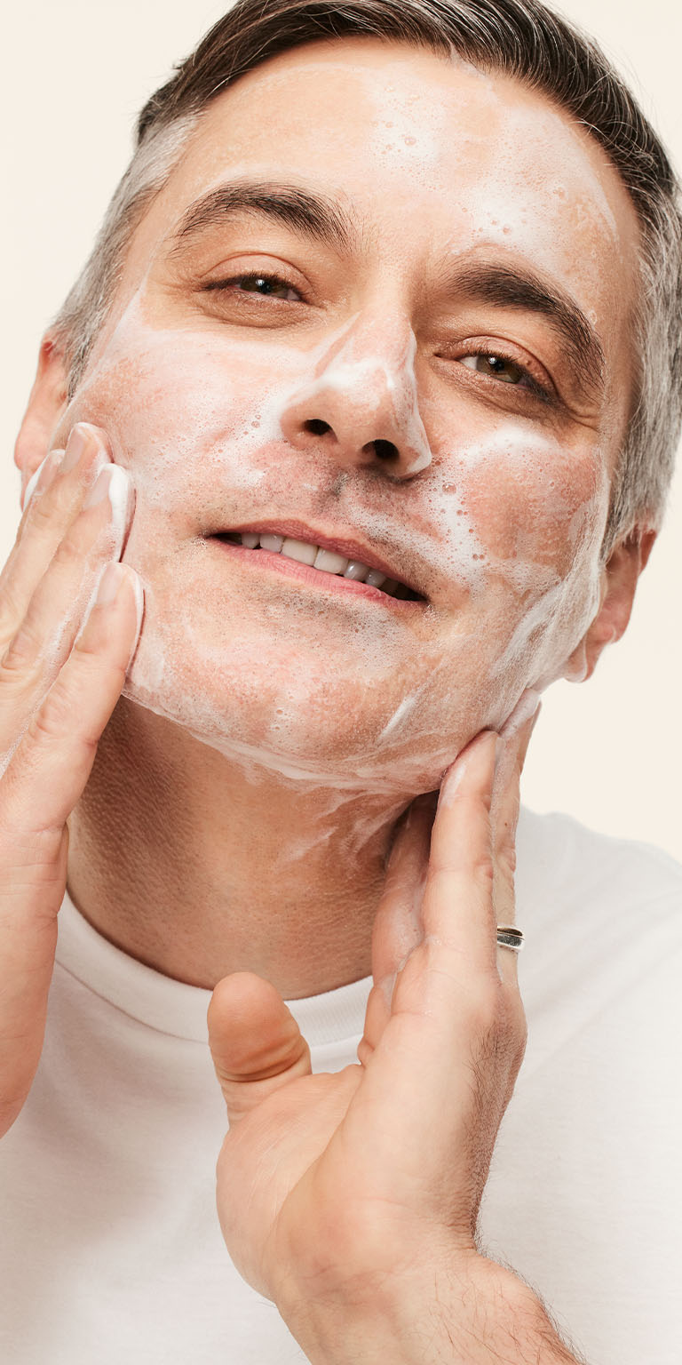 Modelo masculino aplicando Limpiadora Facial MKMen&reg; en su rostro.
