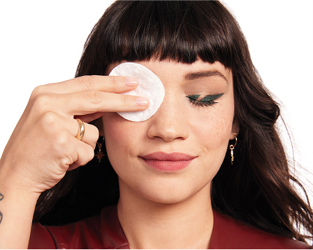 Modelo aplicando un disco desmaquillante con el Desmaquillador de Ojos Mary Kay&reg; Sin Aceite en el ojo.