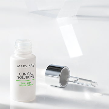 Potenciador PHA + AHA Renovador Mary Kay Clinical Solutions con la tapa y el cuentagotas retirados.