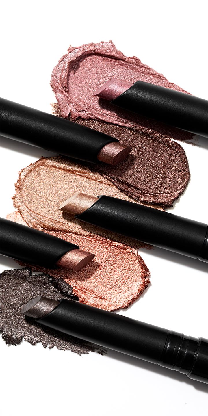 Grupo de cinco Sombras de Ojos Brillantes en Barra Mary Kay&reg; con sus muestras de textura junto a ellas.